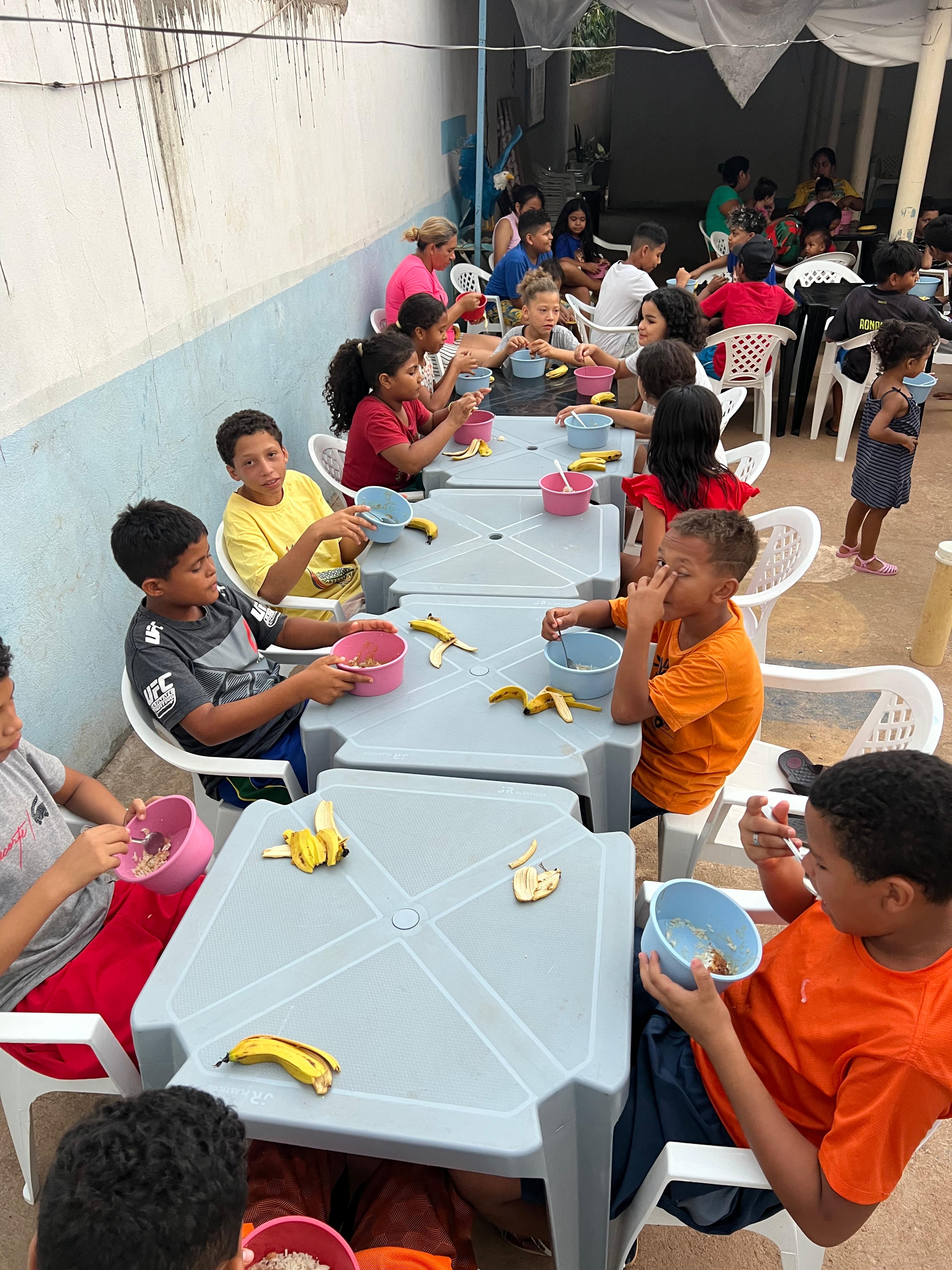 Distribuição de alimentos pela Associação Águia
