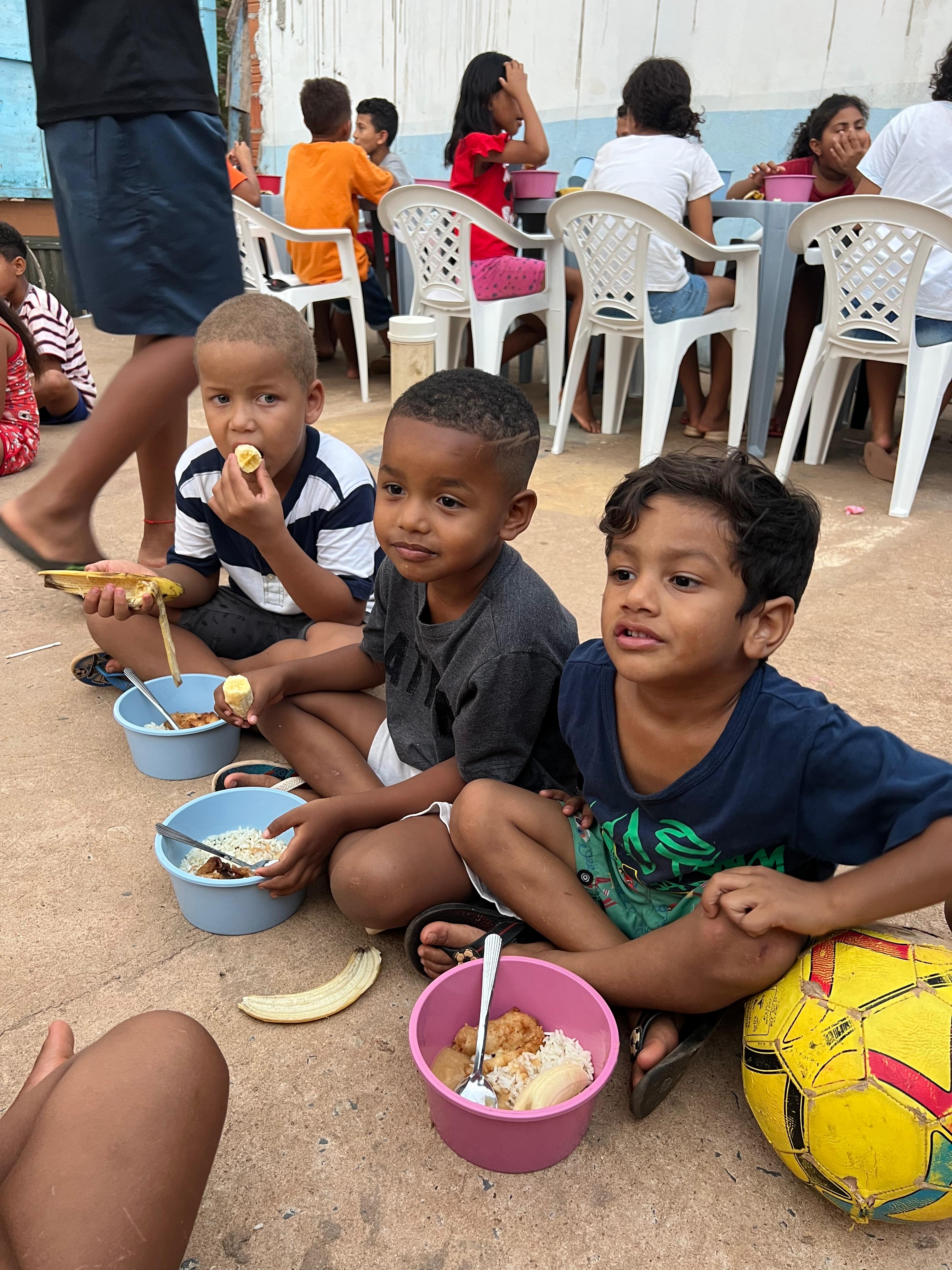 Voluntários distribuindo marmitas na comunidade